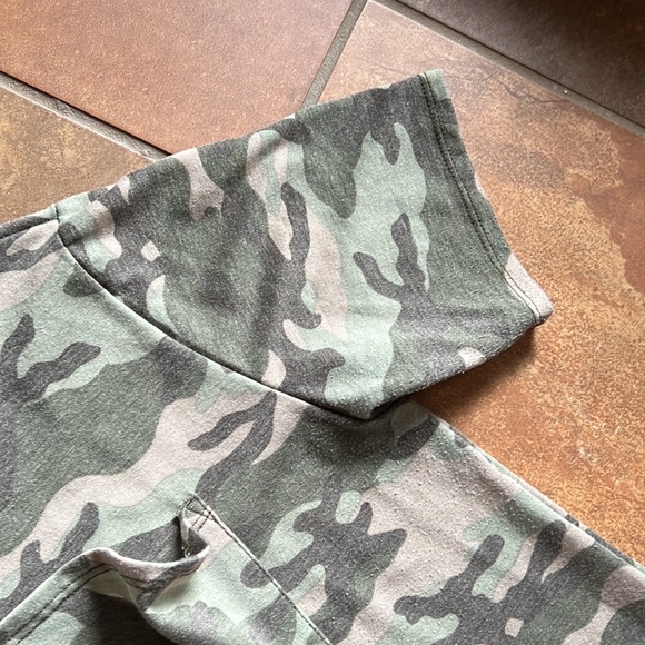 Women’s Camouflage Top with Slouchy Pocket - Picture 4 of 5